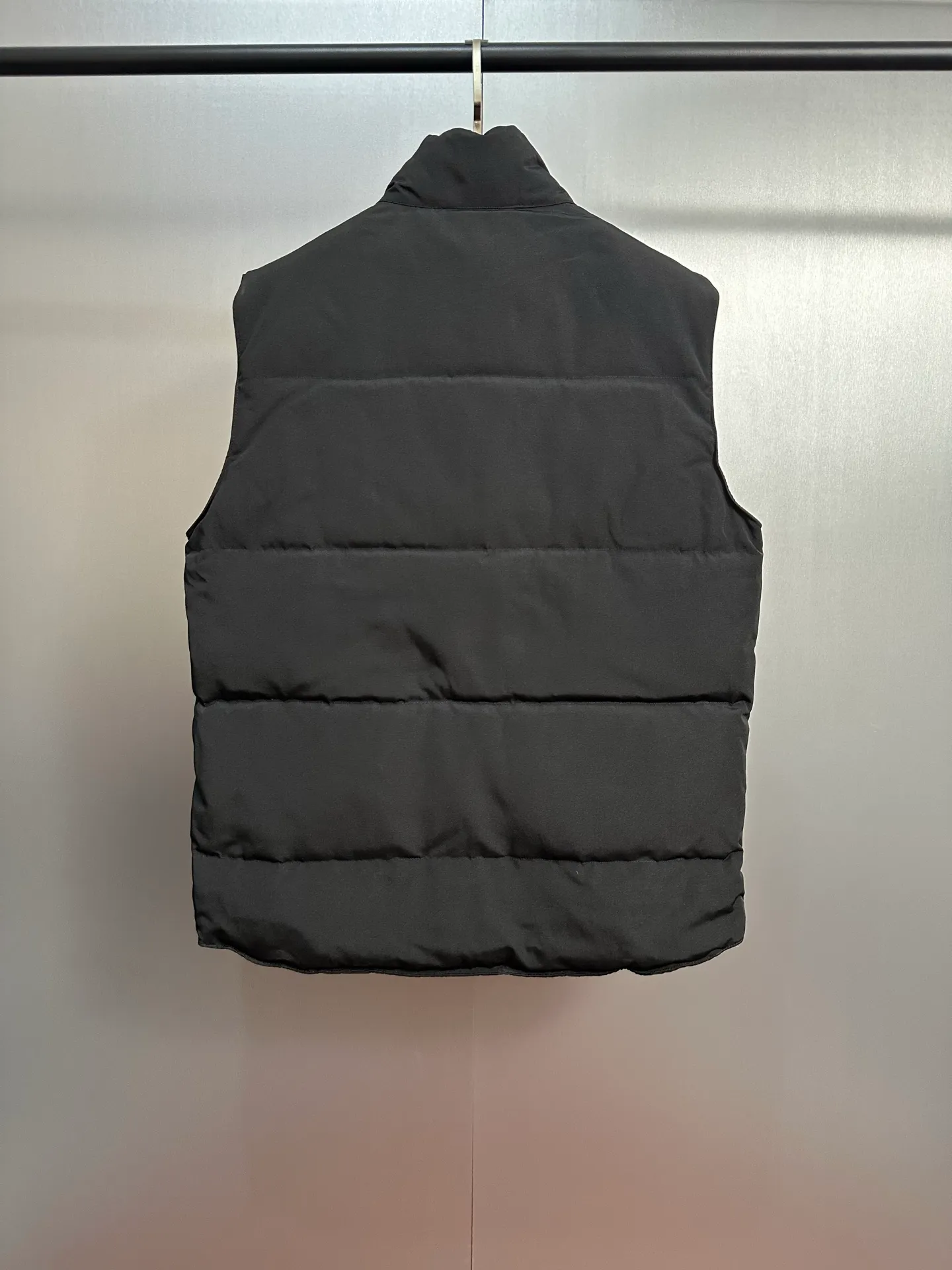P520 Canada Goose down vest, dark gray and versatile, warm and stylish, easily adaptable to many styles, great for layering in autumn and winter~ There is only one protagonist in autumn and winter every year, and that is the goose. Any other category is a supporting role. Super stylish, simple and versatile, a must-buy item in autumn and winter. This excellent down vest can be freely layered with various clothes, it can be worn with T-shirts, sweaters, sweaters, and thin cotton, and it is made of wear-resistant fabric without being pretentious! Color: black, gray, white Size: XS, S, M, L, XL, XXL
